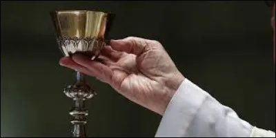 Quelle est la sorte de vase dans lequel le prêtre verse le vin de l'Eucharistie ?
