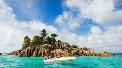 Quelle est la plus grande île située au large du continent africain ?