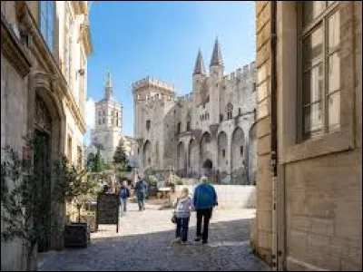 Je suis surnommée "La Cité des papes", j'ai un pont composé de quatre arches résiduelles et un éperon rocheux et mon nom est celui d'un célèbre festival. Qui suis-je ?