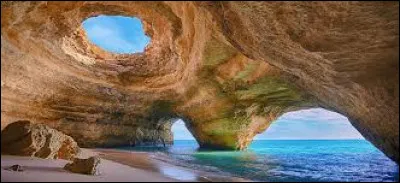 Quelle région du sud du Portugal est connue pour ses plages ?