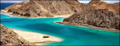 Laquelle de ces mers borde le continent africain ?