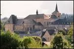 Avec ses pittoresques ruelles groupes autour de l'abbaye bndictine, et ses maisons aux murs de granit, coiffes d'ardoises, elle a un cachet bien corrzien , au ras du plateau de Millevaches.