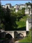 Au pied du massif des Mondires, un vieux pont gothique znjambe la Vzre. La vue se porte sur les ruines du chteau, sur la ville haute, ses maisons anciennes, sa halle.