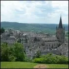 Cet ancien village ardoisier occpe une position stratgique. Son charme vient de ses vieilles maisons , son glise dote d'un clocher-tour du 14e s. et sa chapelle des Pnitents.