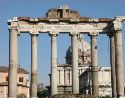Dans quelle ville italienne ''Le temple de Saturne'' (cf image) est-il situé ?