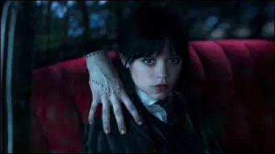 Quel objet Mercredi offre-t-elle à la Chose pour son anniversaire ?