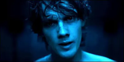 Comment le stalker de Mercredi s'appelle-t-il ?