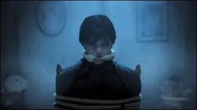 Qui retrouve Mercredi inanimée à la fin de la partie 1 ?