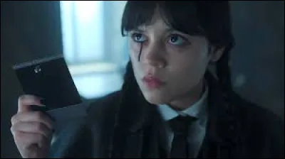 Que crie Enid dans la vision que Mercredi a d'elle ?