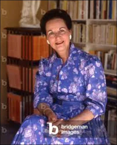 Cette romancière et historienne française, née Jeanne Mondot, a écrit le roman ''La Chambre des dames''. Quel est son nom de plume ?