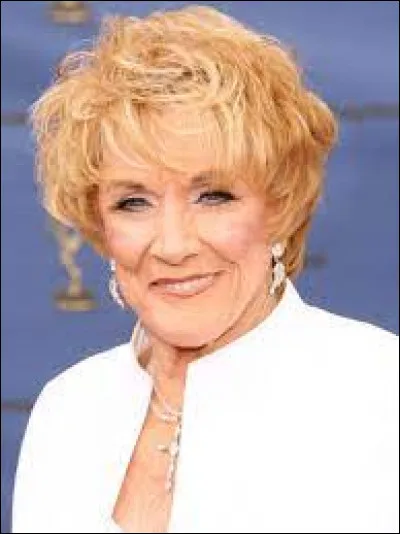 Jeanne Cooper est surtout connue pour avoir joué de 1973 jusquà sa mort en mai 2013, dans le feuilleton américain ''Les Feux de l'amour''. Quel personnage a-t-elle incarné ?