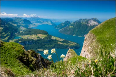 Où est situé le lac des Quatre-Cantons ?