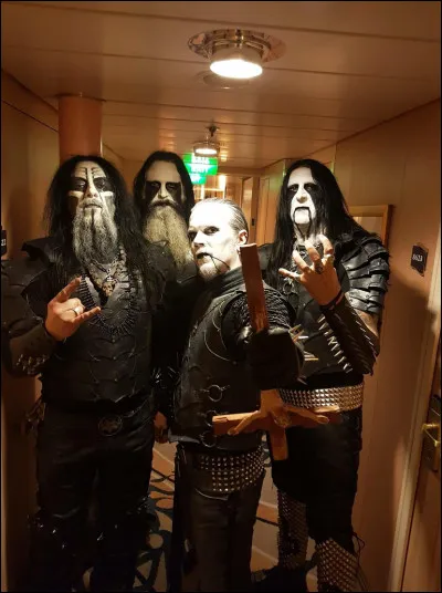 Ensuite, un groupe avec un super logo.
Qui est-ce ?