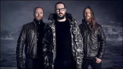 Voici les pionniers du black metal symphonique.
Mais qui est-ce ?