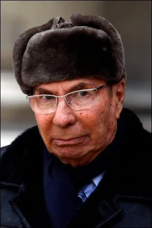 Dj propritaire du Figaro, le milliardaire et snateur UMP Serge Dassault veut racheter aussi Le Parisien. Mais pourquoi donc est-il si accro  la presse crite ?