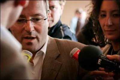 Selon Martin Hirsch, les conflits d'intrt sont une drogue dure de la dmocratie franaise. Dans son livre, il raconte que :