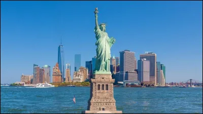 Pour finir, le monument le plus emblématique de la ville reste la statue de la Liberté offerte par la France aux États-Unis. Sur quelle île peut-on la visiter ?