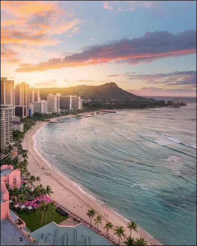 De quelle grande ville hawaïenne Waikiki est-elle la plus célèbre plage ?