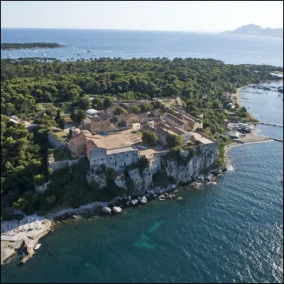 Quelles îles font face à la baie de Cannes ?