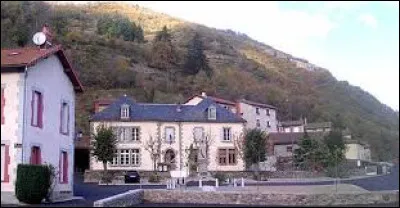 Nous sommes en Auvergne-Rhône-Alpes, à Molompize. Village de l'arrondissement de Saint-Flour, il se situe dans le département ...
