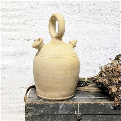 Quel est le nom de ce récipient en terre cuite, destiné à contenir de l'eau ou du vin ?