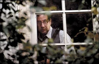 Le personnage principal veut venger la mort de sa femme. Quelle actrice jouait aupr&egrave;s de Philippe Noiret dans le film "Le Vieux Fusil" ?