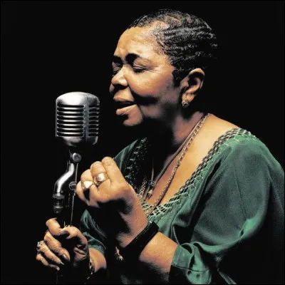 Quel était le surnom de la chanteuse cap-verdienne Cesária Évora ?