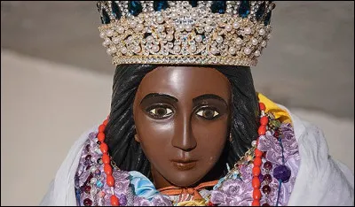 Chaque ann&eacute;e aux Saintes-Marie-de-la-Mer, qui les gitans c&eacute;l&egrave;brent-ils ?