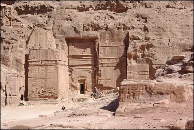 Par quel royaume la cit&eacute; nabat&eacute;enne P&eacute;tra a-t-elle &eacute;t&eacute; construite ?