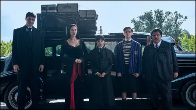 Je suis la dame diabolique qui a obligé le monstre à faire le sale boulot à ma place pour se venger des parias. J'ai été enseignante de botanique et désormais j'ai été mise dans un hôpital psychiatrique. Je meurs dans la deuxième saison.