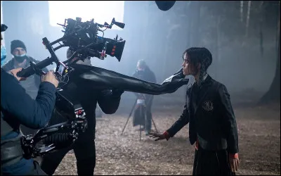 Je suis celui qui a failli contribuer à la perte de nombreux parias grâce à cette horrible dame, malheureusement j'ai été renversé par l'héroïne, qui a réussi à sauver sa satanée école.