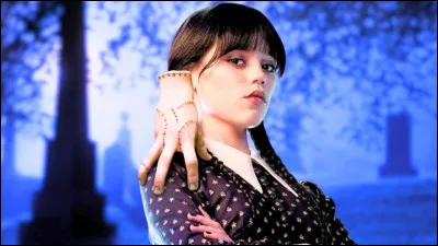 J'ai été blessée par mon ex, qui n'avait d'yeux que pour une fille que je jalousais autrefois. Ma mère me pose problème, mais je suis résistante et charismatique. J'ai le don de charmer les gens avec ma voix de sirène. J'ai été très présente et protectrice envers les autres.