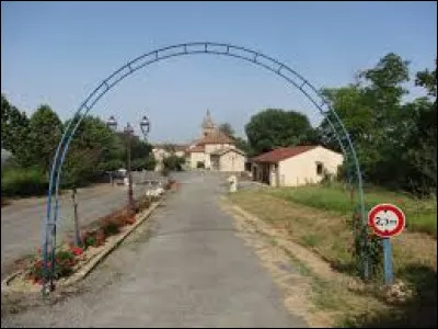 Village de l'aire d'attraction Auscitaine, traversé par la Baïse, Moncassin se situe dans le département ...