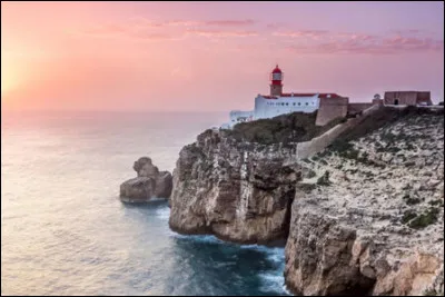 Quelle est cette île du Cap-Vert qui fait partie des îles de Barlavento, et dont la capitale est Mindelo ?