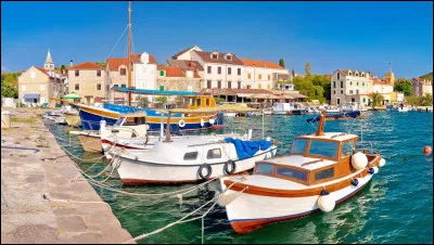 Et voici la dernière question pour une île chère à mon cur... À quel pays appartient cette île coralienne où l'on trouve la nature à l'état pur, où l'on profite de la vie sur les plages sauvages ou au milieu des pins, et où les voitures sont toujours interdites depuis des décennies ? Elle se nomme Zlarin, elle est en face de ibenik.