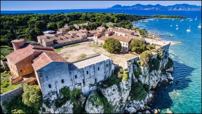De quel archipel fait partie l'île Sainte-Marguerite où est érigé son Fort Royal ?