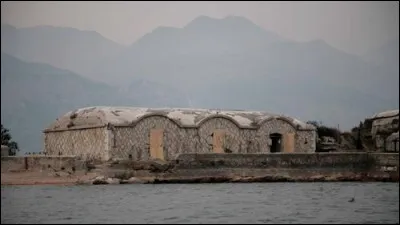 Sur quel lac italien se trouve l'île nommée "Isola di Trimerone" ?