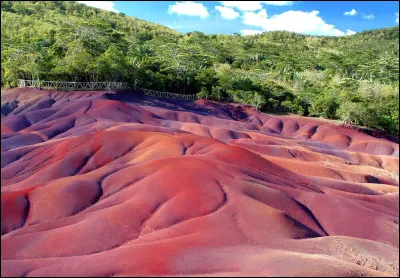 Quel est le nom de cette magnifique colline, connue pour ses couleurs rouges vives et chaudes ?