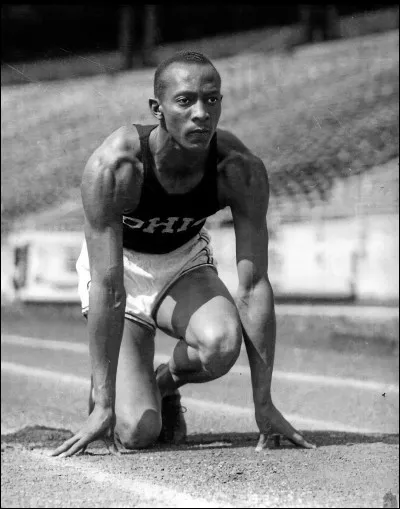 Lors des Jeux olympiques de Berlin, en 1936, combien de médailles d'or l'athlète noir américain Jesse Owens remporte-t-il sous les yeux d'Adolf Hitler ?