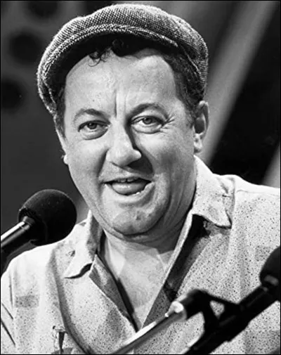 Quelle lessive Coluche parodiait-il dans son sketch sur la publicité, par les mots "Ah ! Il est bien celui qui lave plus blanc, moi j'avais déjà l'ancien... qui lavait plus blanc, et il lavait déjà bien hein !..." ?