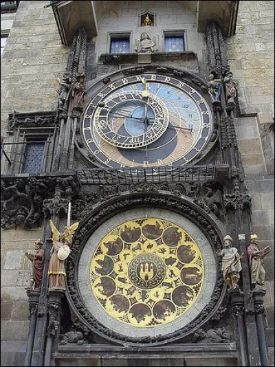 Quelle particularité possède l'horloge astronomique de Prague ?
