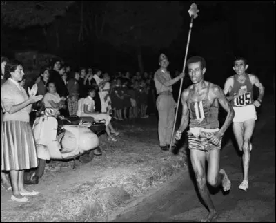 Le Marathon des JO de Rome en 1960 fut remporté par Abebe Bikila en 2 h 15 min. Mais quelles nouveautés comportait cette épreuve ?