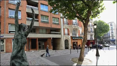 Quelle chanteuse française serait, selon la légende, née sous un lampadaire à Paris ?
