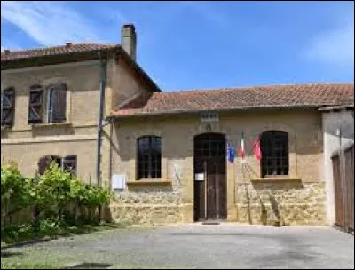 Je vous emmène maintenant à Blousson-Serians. Petit village de 34 habitants traversé par le Laüs, dans l'arrondissement de Mirande, il se situe dans le département ...