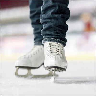 Quel patineur artistique, double médaillé de bronze aux Jeux olympiques, a donné son nom à une pirouette sur les genoux ?