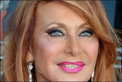 Qui est cette chanteuse dont le premier album s'intitule ''Julie'' ?