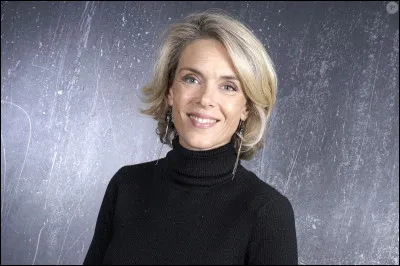 Quel est le titre de l'émission culinaire hebdomadaire présentée par Julie Andrieu ?