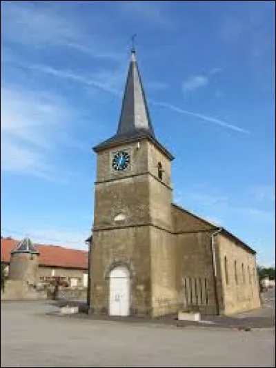 Voici l'église Saint-Willibrord, à Errouville. Village lorrain de l'arrondissement de Briey, sur les bords de la Crusnes, il se situe dans le département ...