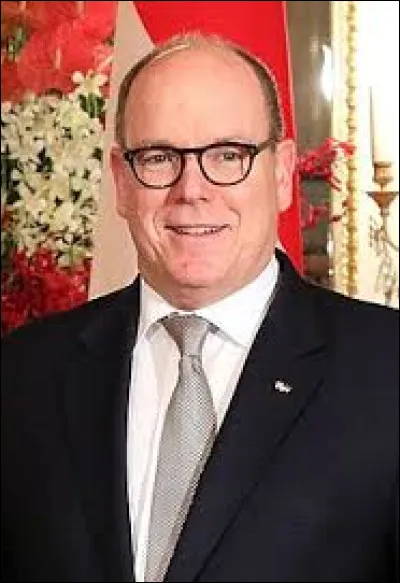 Avant de devenir prince de Monaco en 2005, dans quel discipline sportive Albert représenta t-il son pays aux jeux olympiques d'hiver ?