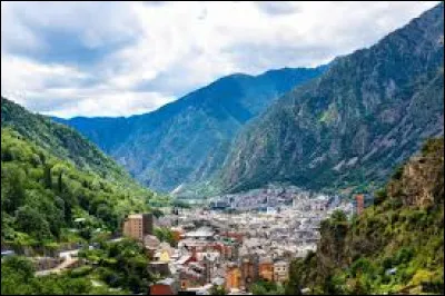 Qui sont actuellement (en août 2025) les deux coprinces de la principauté d'Andorre ?